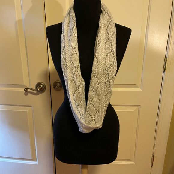 NWOT Hand knitted lace shawl, perfect for bridal or evening use. - Picture 3 of 8